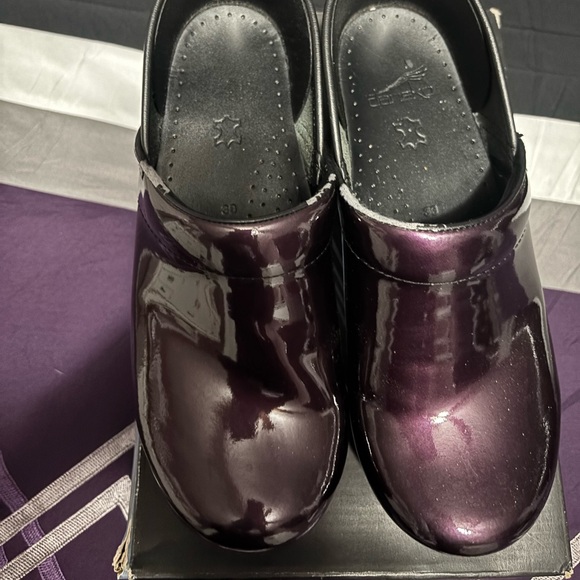 Dansko Women’s Shiny Dark Purple Clogs - Picture 3 of 11